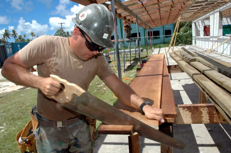 menuisier-BRIANCONNET-min_worker_construction_building_carpenter_male_job_build_helmet-893290